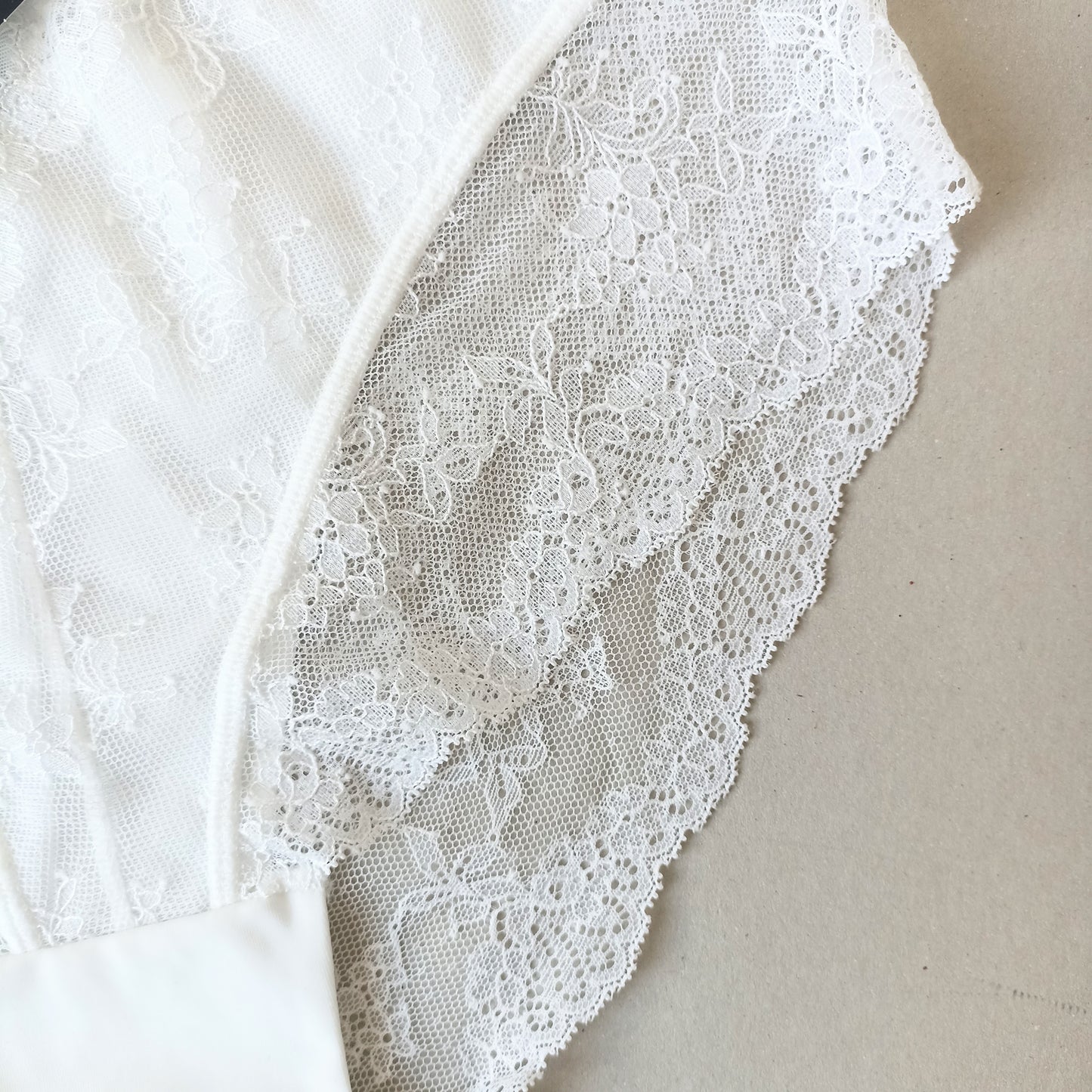 Puošnios nėriniuotos kelnaitės, pieno balta (XL,3XL)