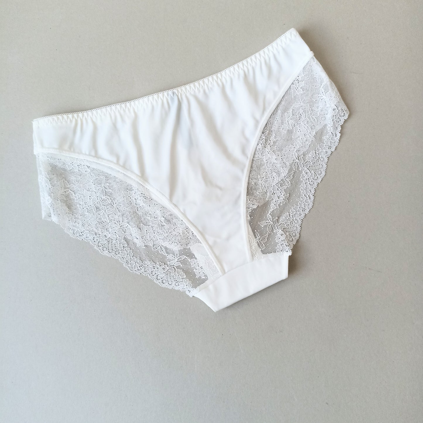Puošnios nėriniuotos kelnaitės, pieno balta (XL,3XL)
