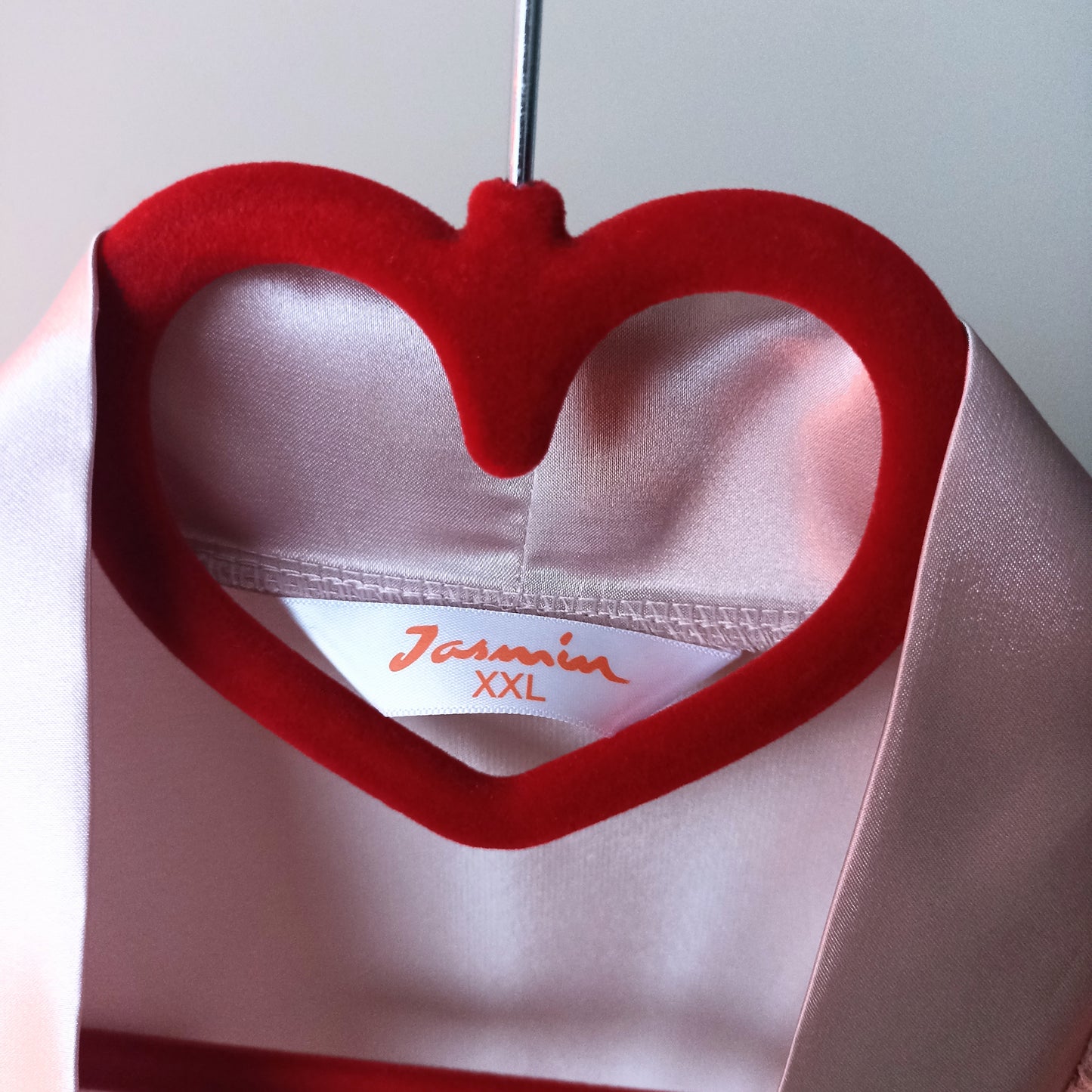Romantiškas naktinukės ir chalato komplektas, atlasas, pudra (XL-3XL)