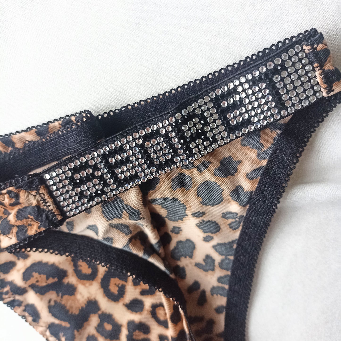 Leopardinio rašto kelnaitės su blizgiomis gumytėmis šonuose "Secret" (S-XL)