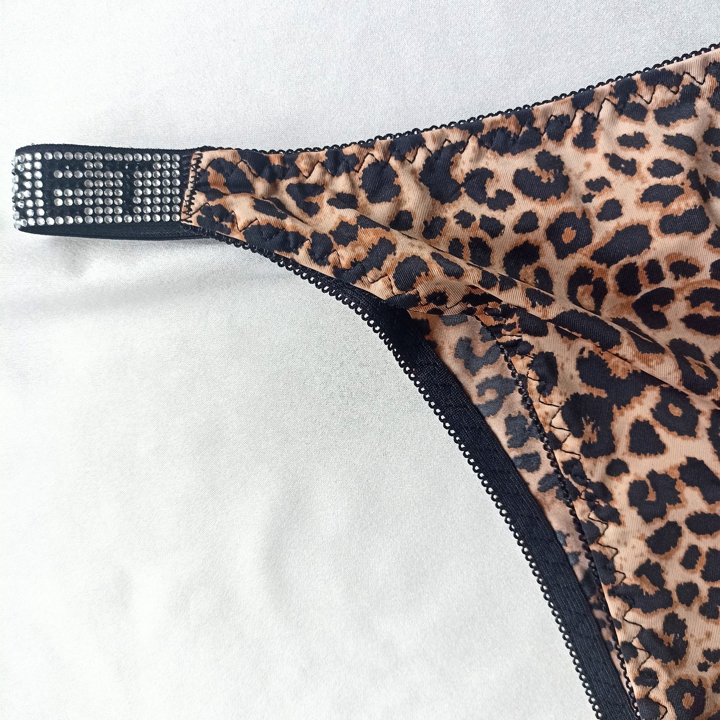 Leopardinio rašto kelnaitės su blizgiomis gumytėmis šonuose "Secret" (S-XL)