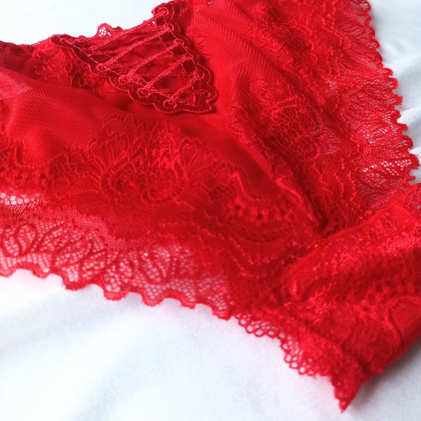 Nėriniuotos kelnaitės su romantišku aksesuaru nugaroje, raudona (M-XL)