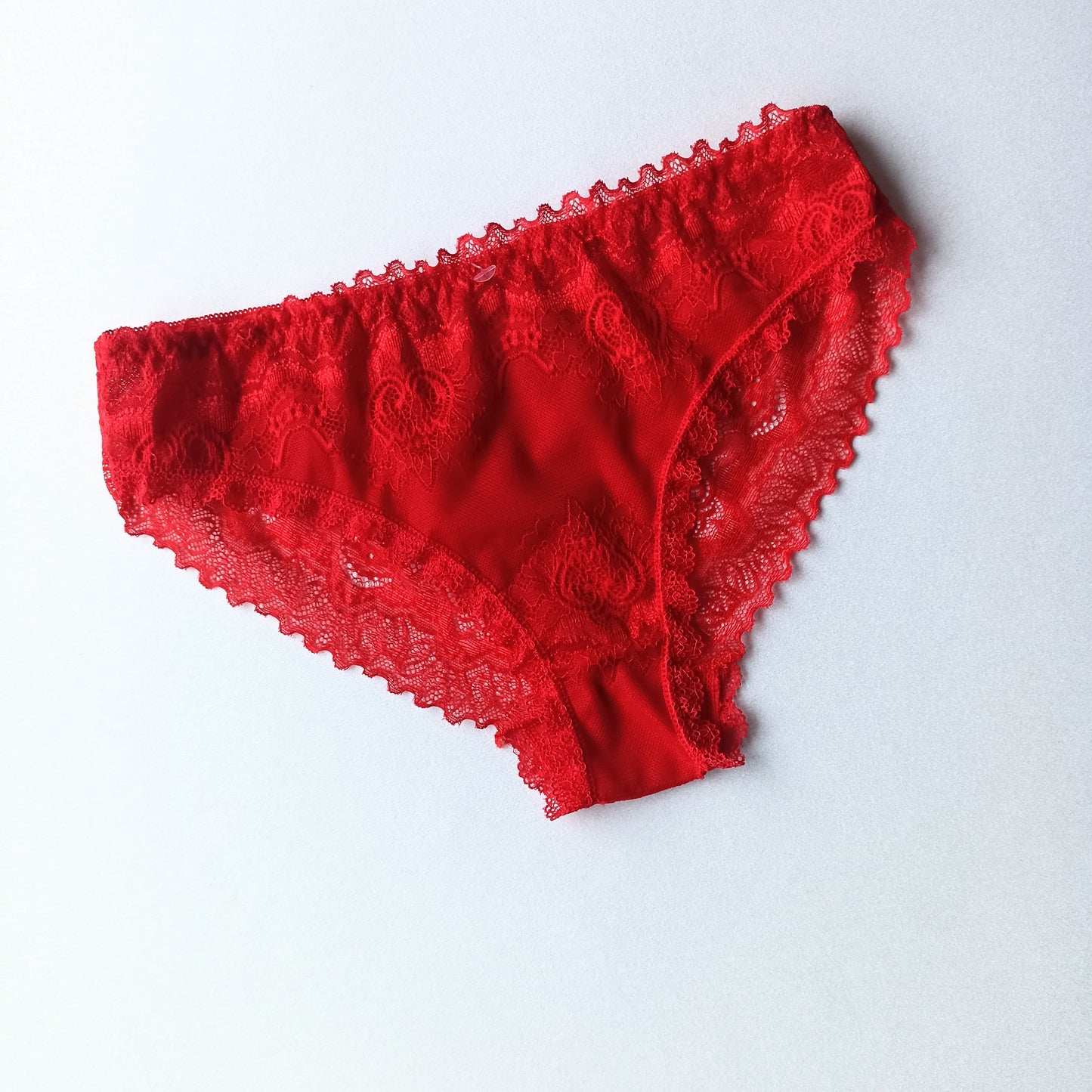 Nėriniuotos kelnaitės su romantišku aksesuaru nugaroje, raudona (M-XL)