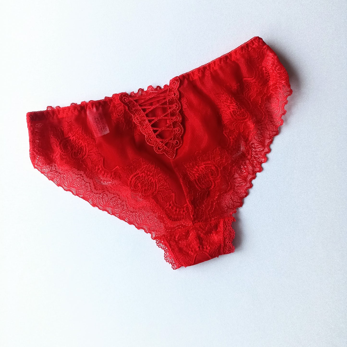 Nėriniuotos kelnaitės su romantišku aksesuaru nugaroje, raudona (M-XL)