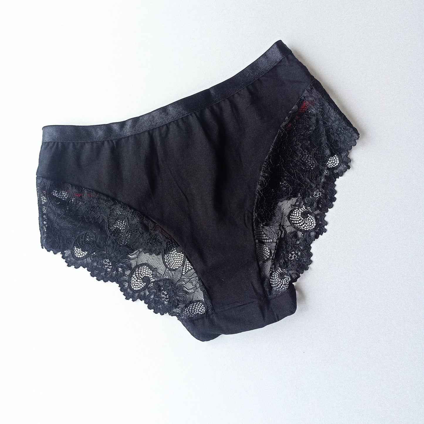 Nėriniuotos bikinio kelnaitės, juoda-raudona (L-XXL)