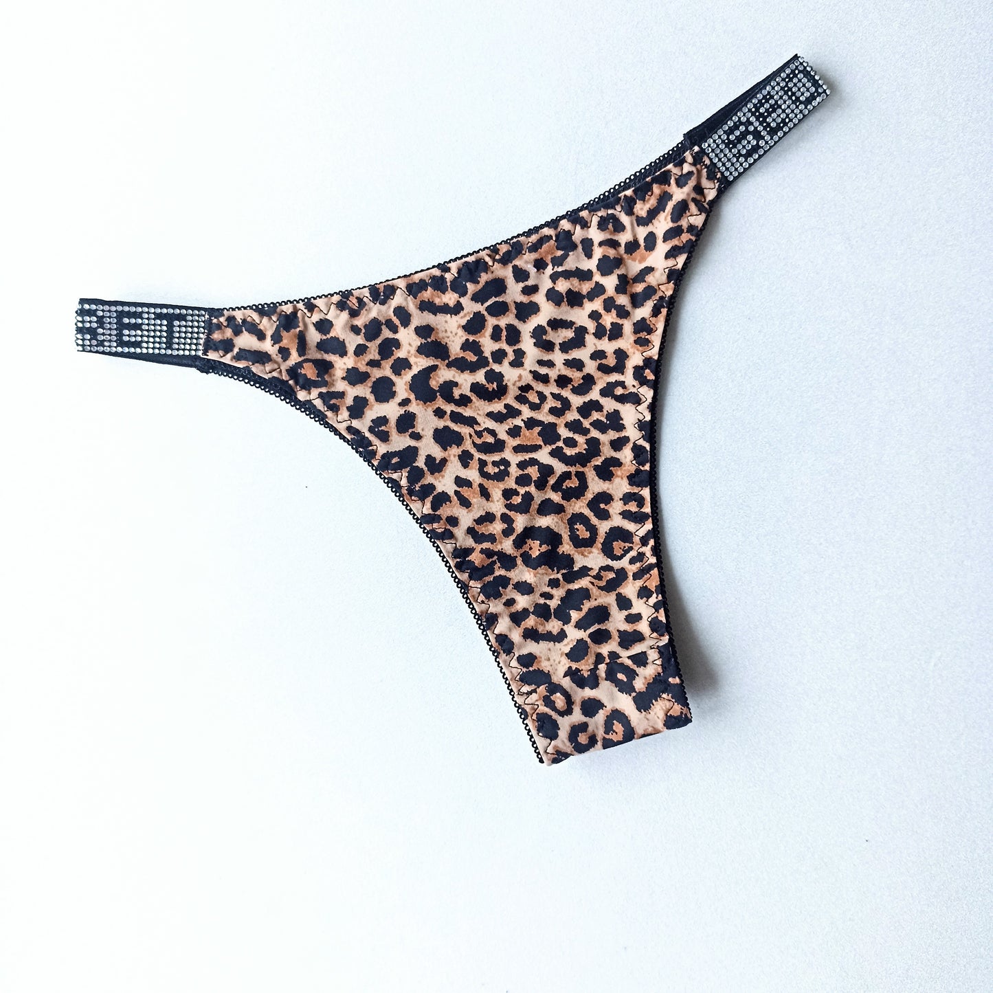 Leopardinio rašto kelnaitės su blizgiomis gumytėmis šonuose "Secret" (S-XL)