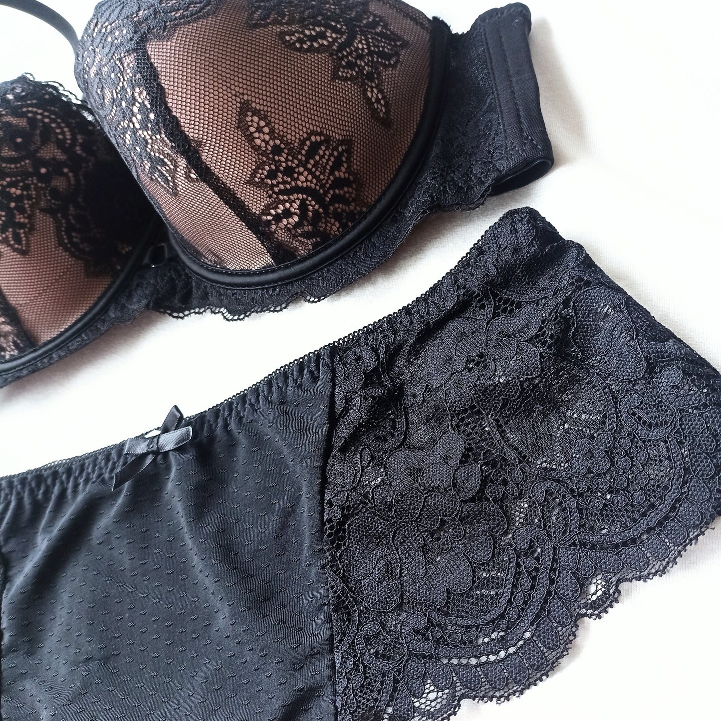 Romantiška nėriniuota liemenėlė ir derantys stringai, juoda-pudra (80-90C/M-4XL)