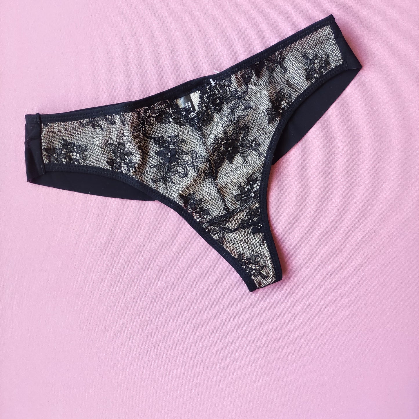 Tamprios nėriniuotos thongs siaurykės, juoda, kūno (XL-XXL)