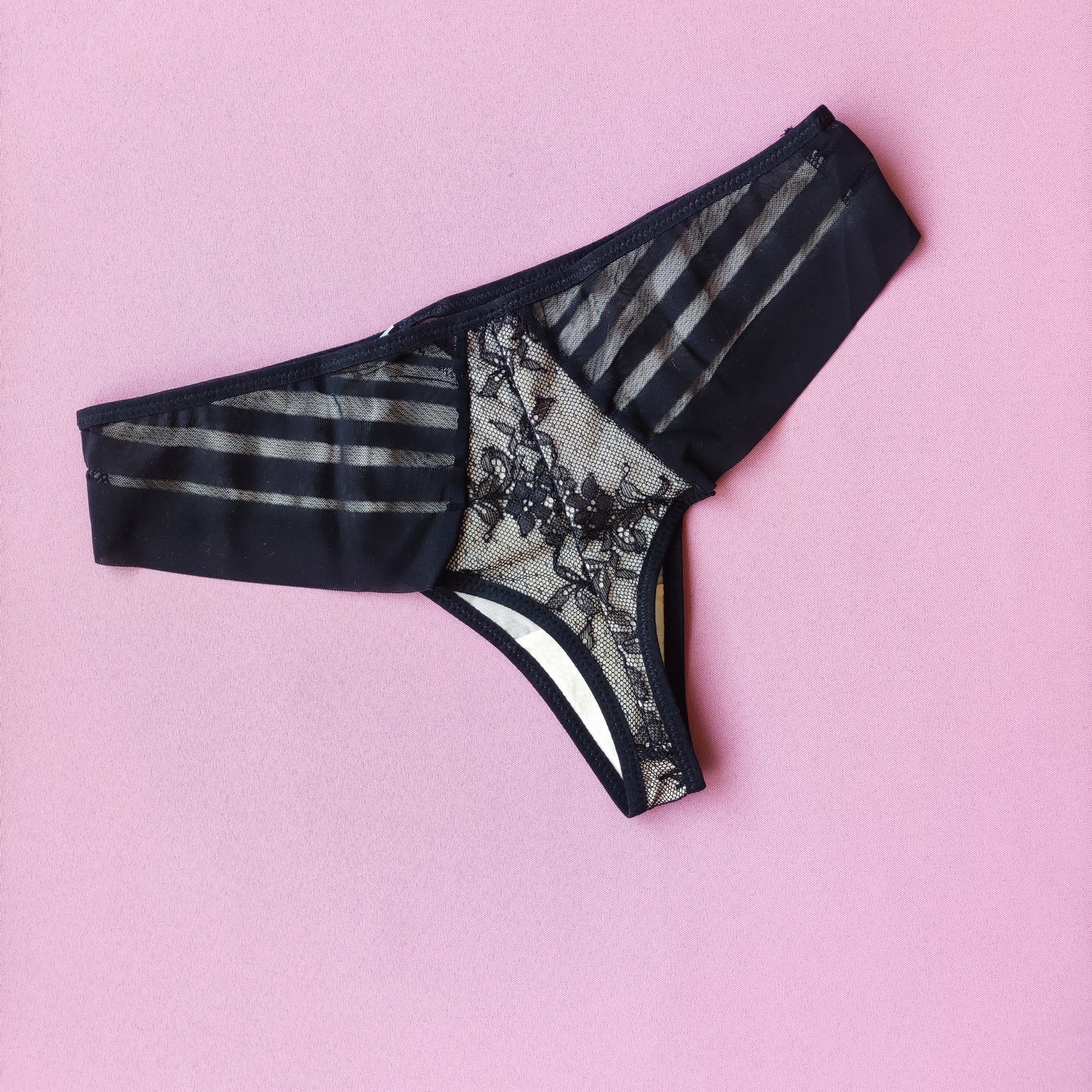 Tamprios nėriniuotos thongs siaurykės, juoda, kūno (XL-XXL)