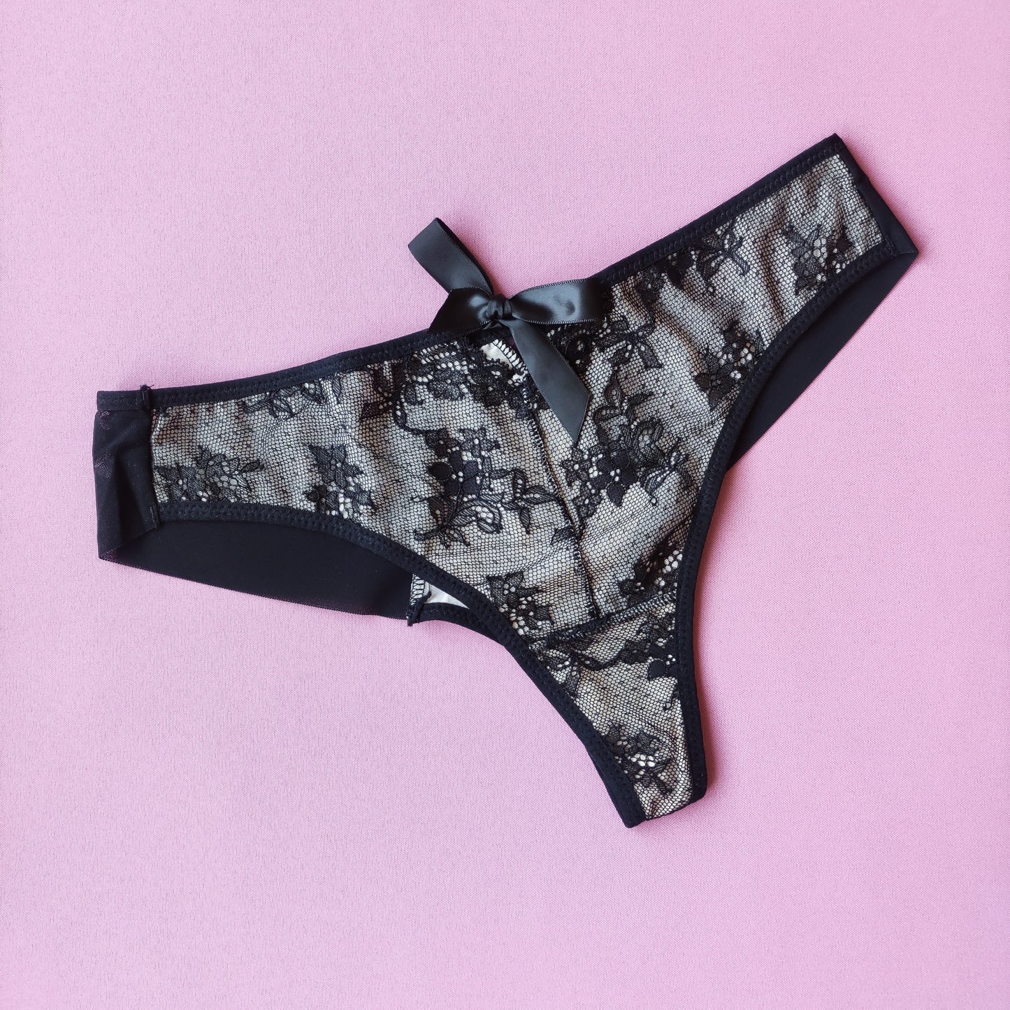 Tamprios nėriniuotos thongs siaurykės, juoda, kūno (XL-XXL)