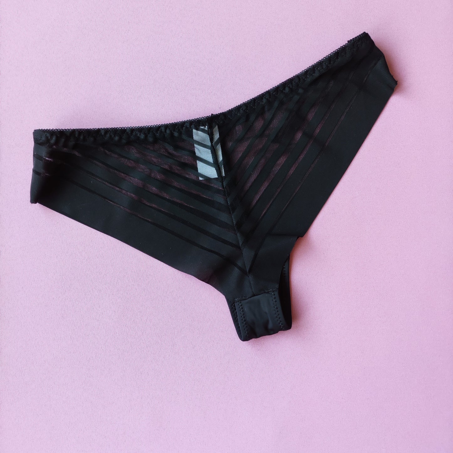 Nematomos tamprios kelnaitės/thongs, juoda (M-L)