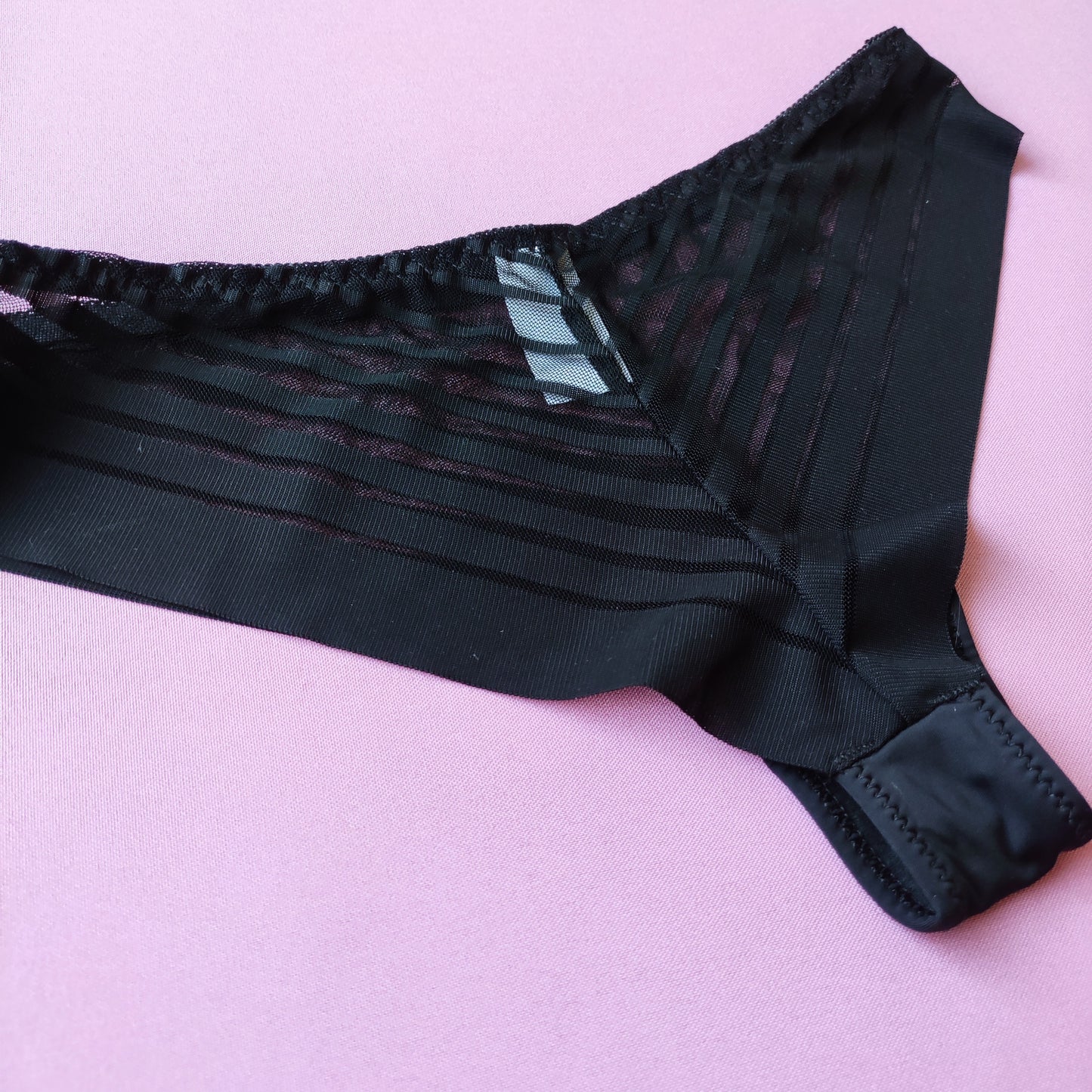 Nematomos tamprios kelnaitės/thongs, juoda (M-L)