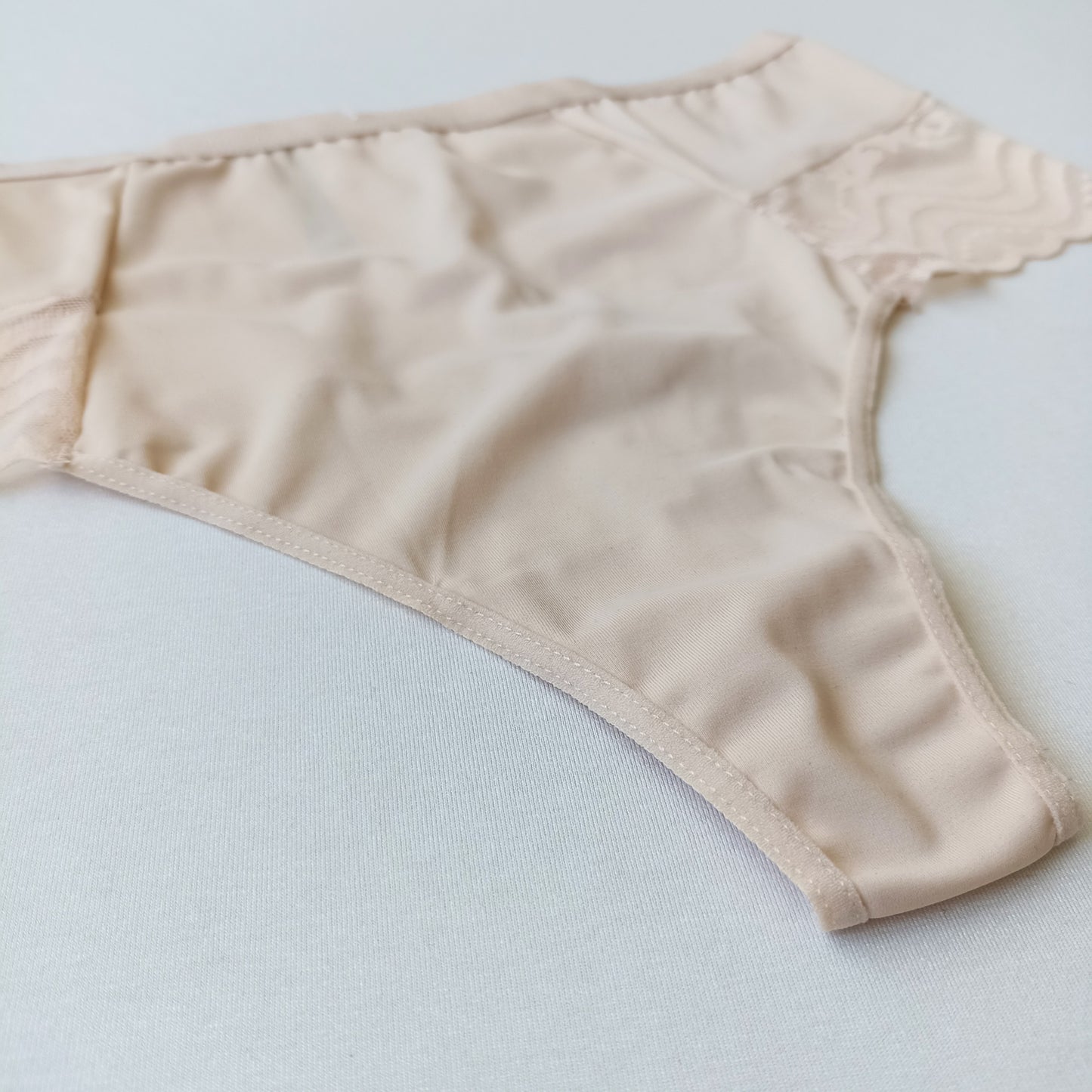 Aukšto juomens stringai su nėriniuotais šoneliais, kreminė (3XL)