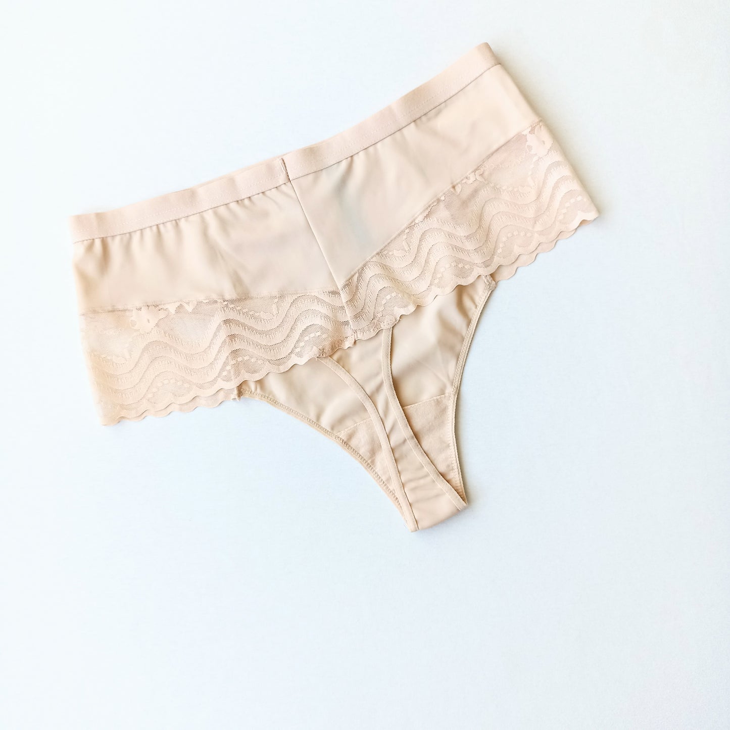 Aukšto juomens stringai su nėriniuotais šoneliais, kreminė (3XL)