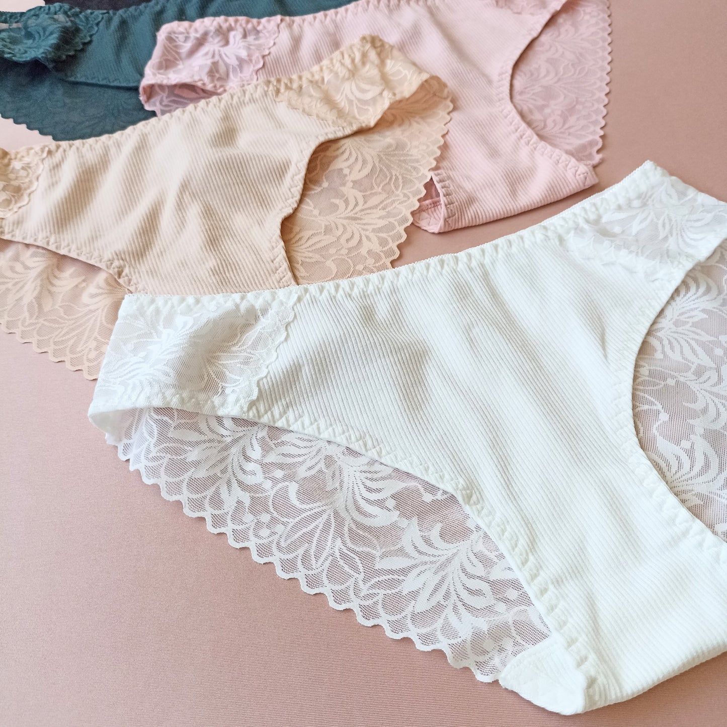Medvilninės tango kelnaitės su nėriniuota nugara, įvairios spalvos (S/XL)