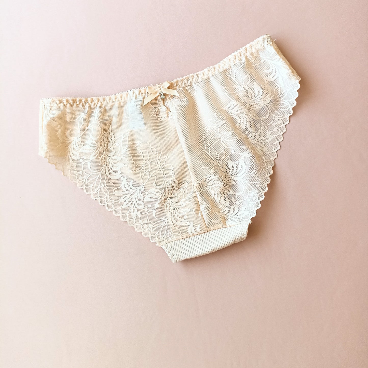 Medvilninės tango kelnaitės su nėriniuota nugara, įvairios spalvos (S/XL)