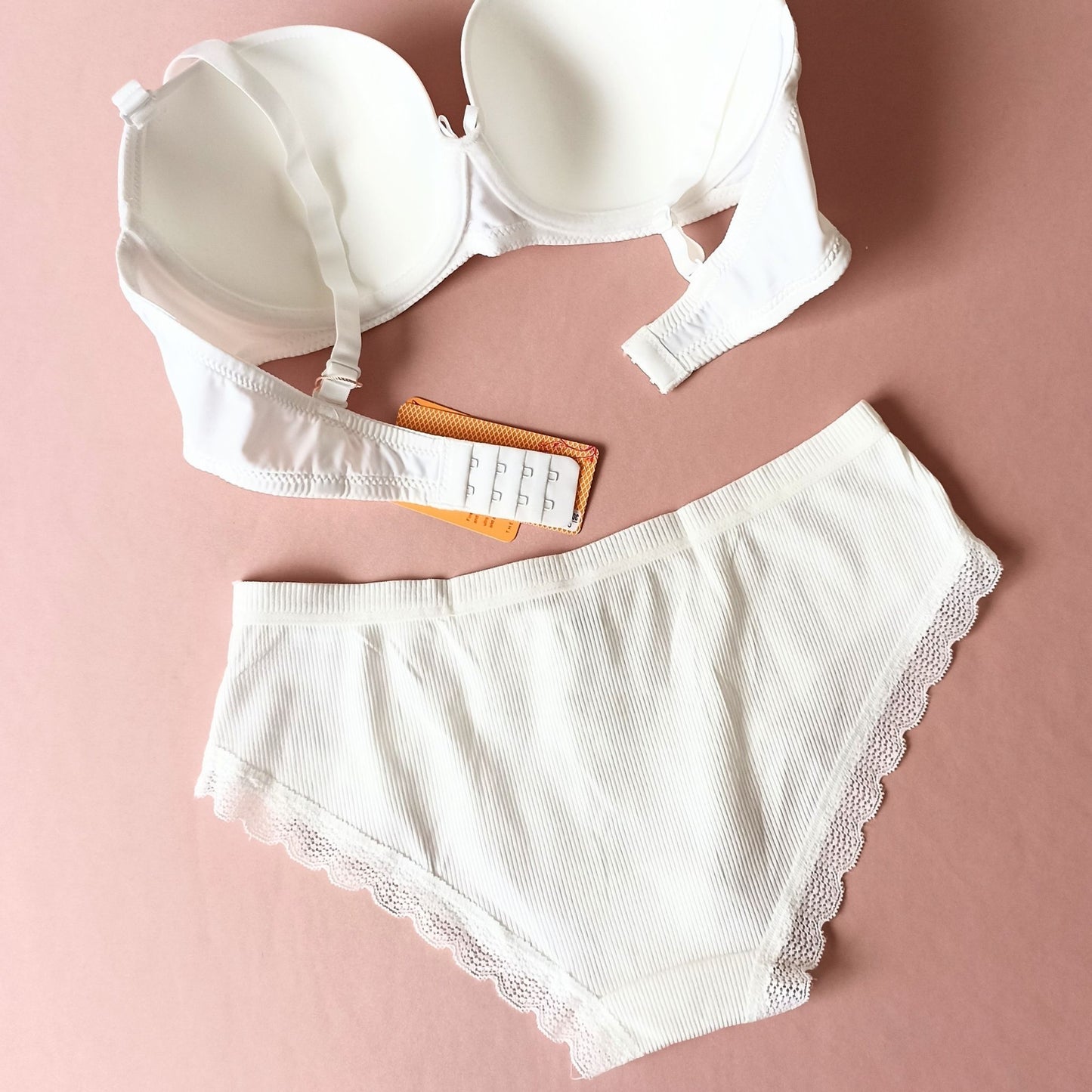Lygi minkštai pastandinta liemenėlė ir medvilninės kelnaitės "DAISY"(80C/XL-XXL)