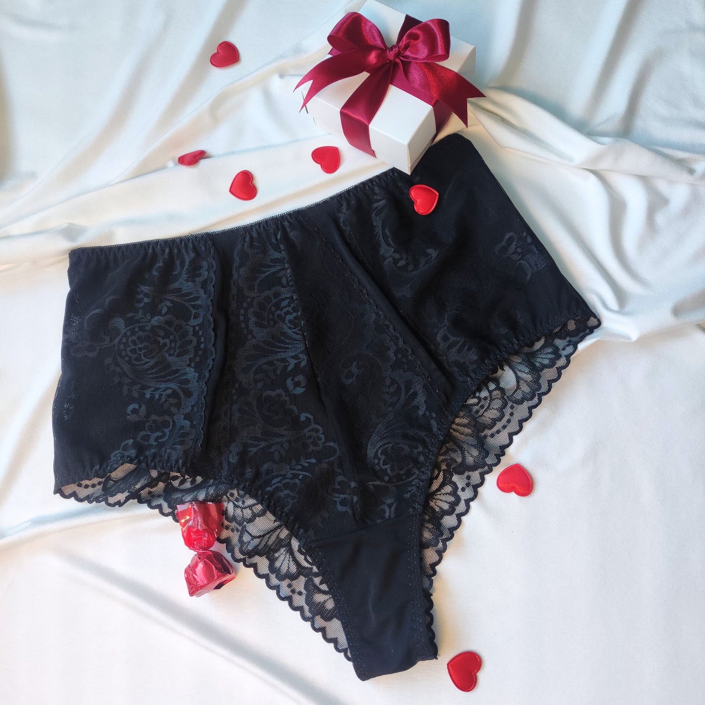 Noir Lace – klasikinė juoda elegancija