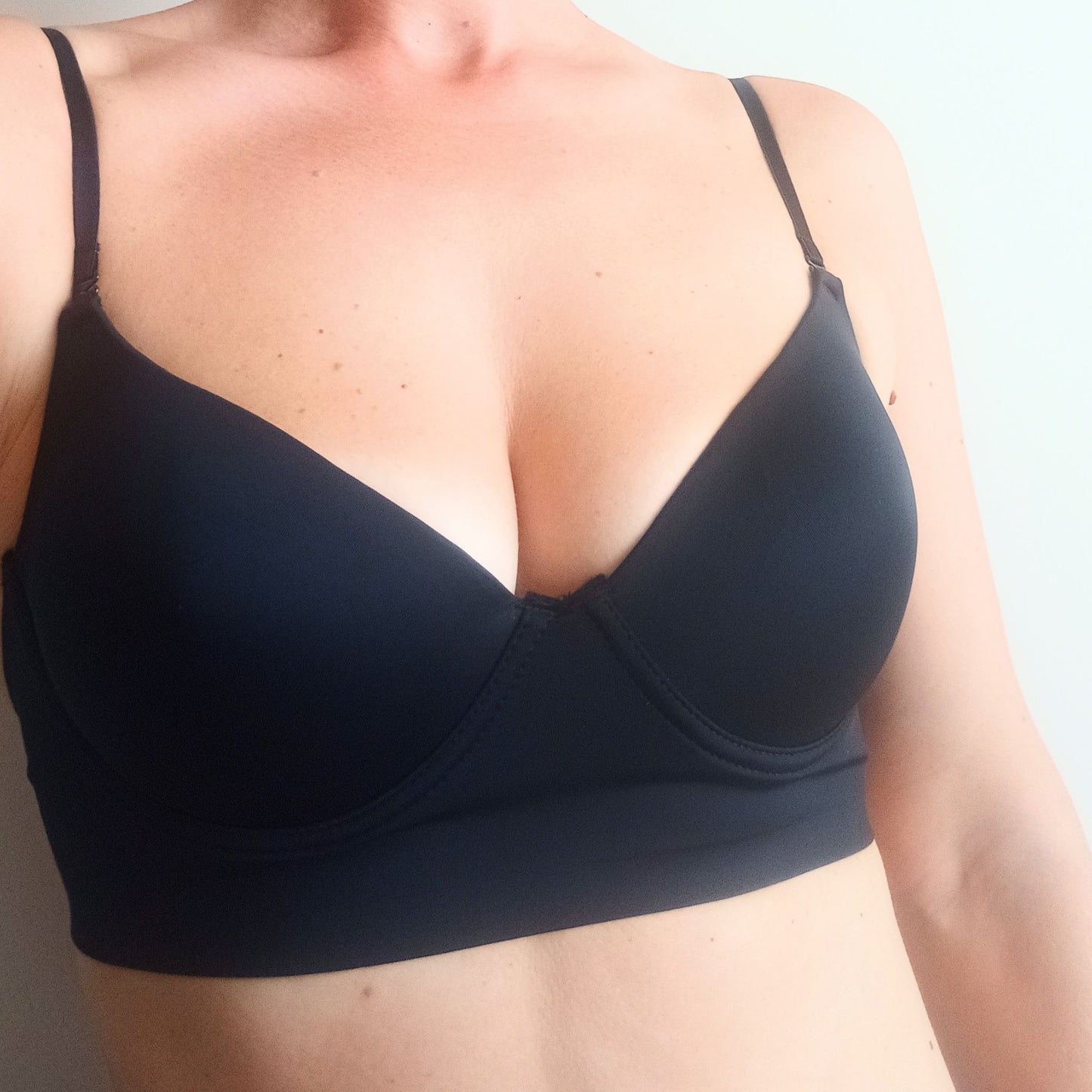 Sportinio tipo lygi liemenėlė atvira nugara, juoda (M/XL)