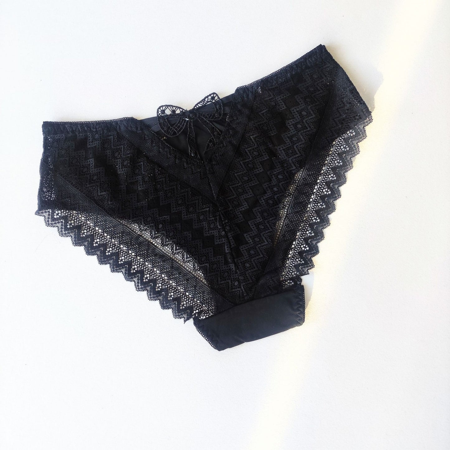 Nėriniuotos kelnaitės aukštu liemeniu su romantišku kaspinu nugaroje, 5 spalvos (XL-XXXL)
