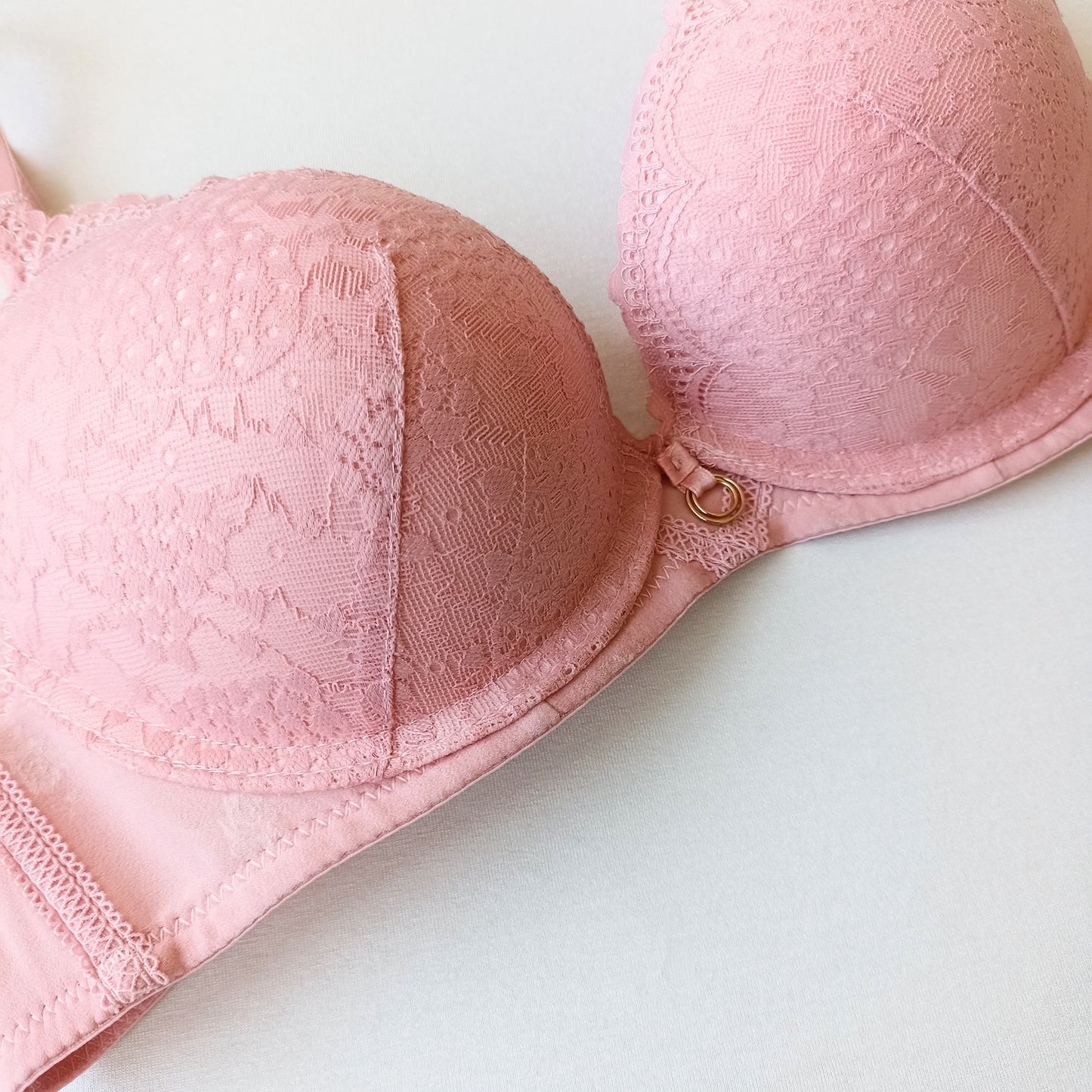 Pakietinta lygi push-up nėriniuota liemenėlė ir derančios kelnaitės, švelniai rausva (75-80B/S-XL))