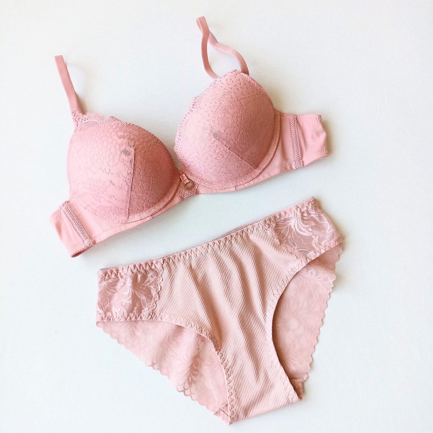 Pakietinta lygi push-up nėriniuota liemenėlė ir derančios kelnaitės, švelniai rausva (75-80B/S-XL))