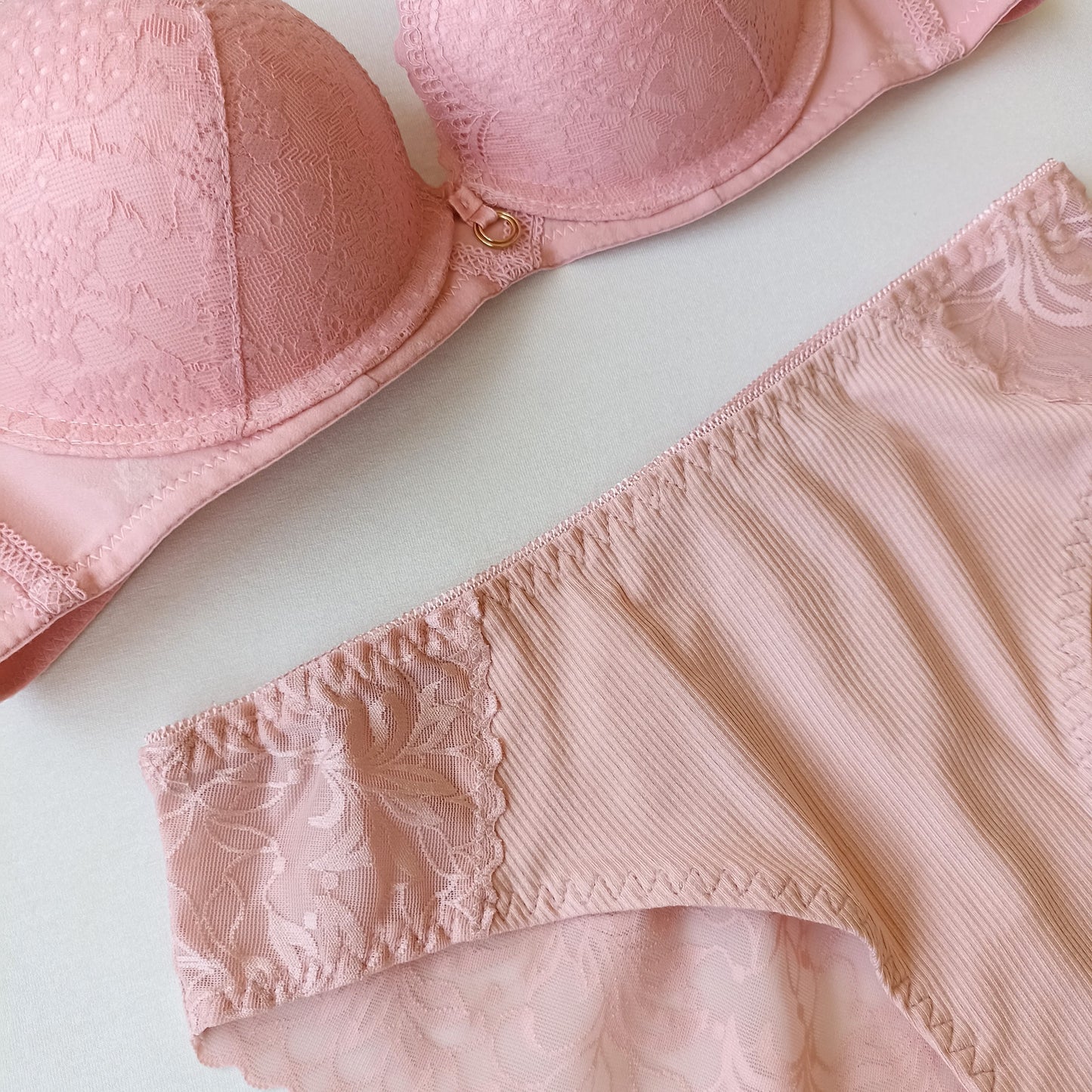 Pakietinta lygi push-up nėriniuota liemenėlė ir derančios kelnaitės, švelniai rausva (75-80B/S-XL))