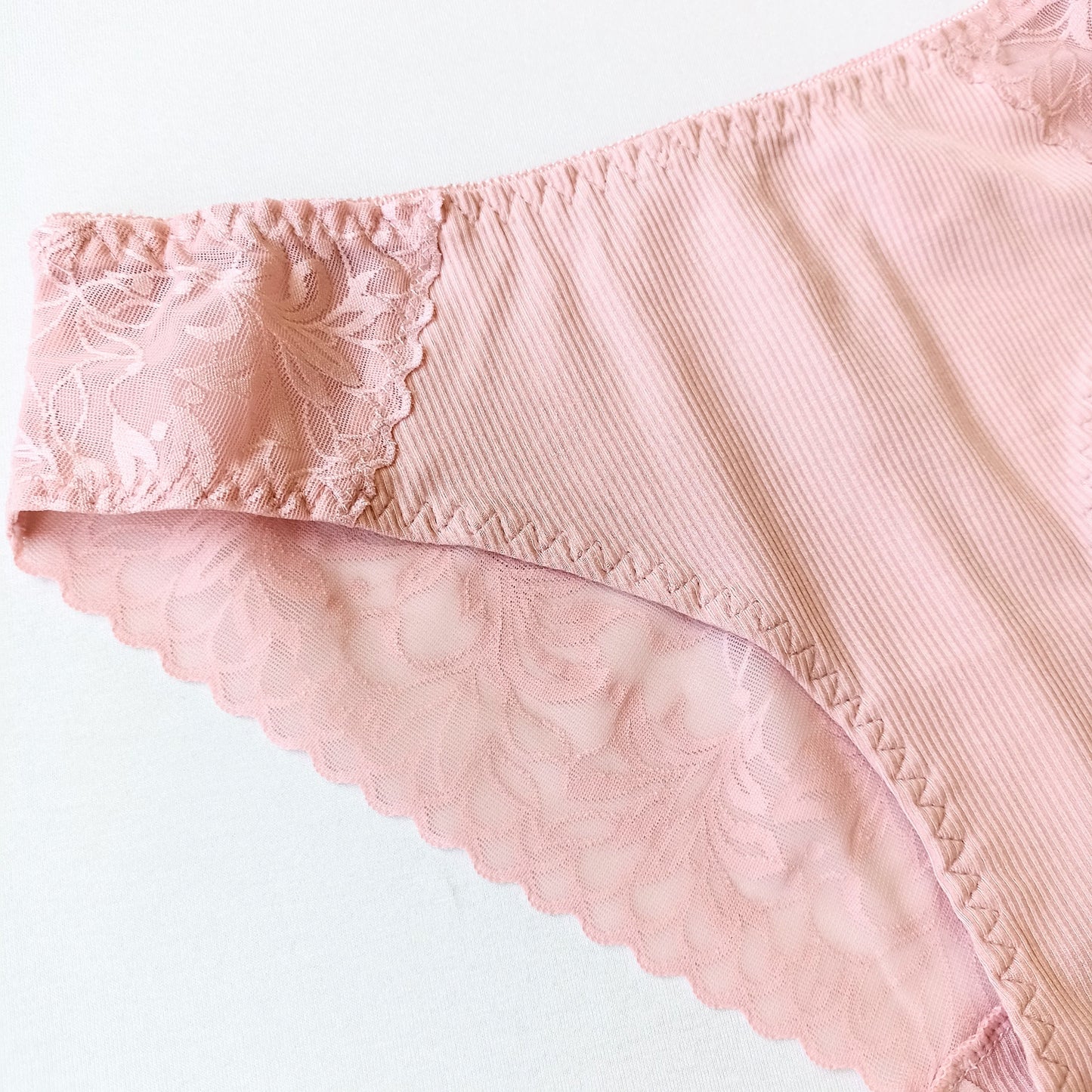 Pakietinta lygi push-up nėriniuota liemenėlė ir derančios kelnaitės, švelniai rausva (75-80B/S-XL))