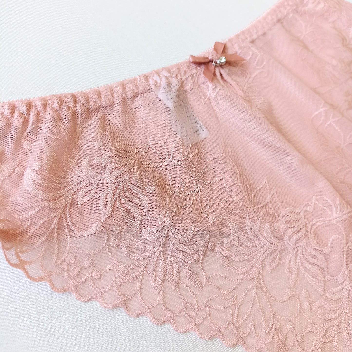 Pakietinta lygi push-up nėriniuota liemenėlė ir derančios kelnaitės, švelniai rausva (75-80B/S-XL))