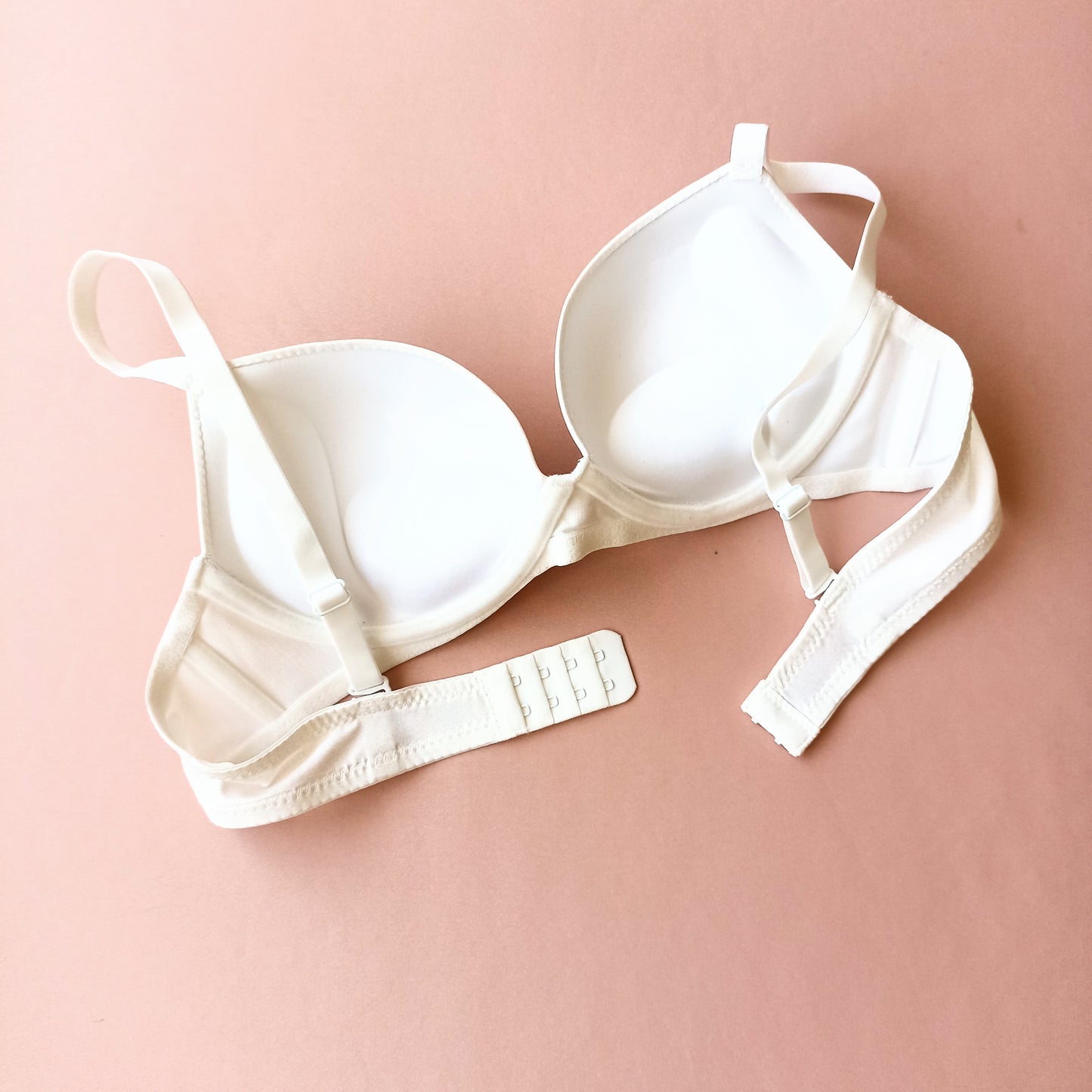 Komfortiška lygi push-up liemenėlė ir derančios kelnaitės, pieno balta (75-95B/S-XL)