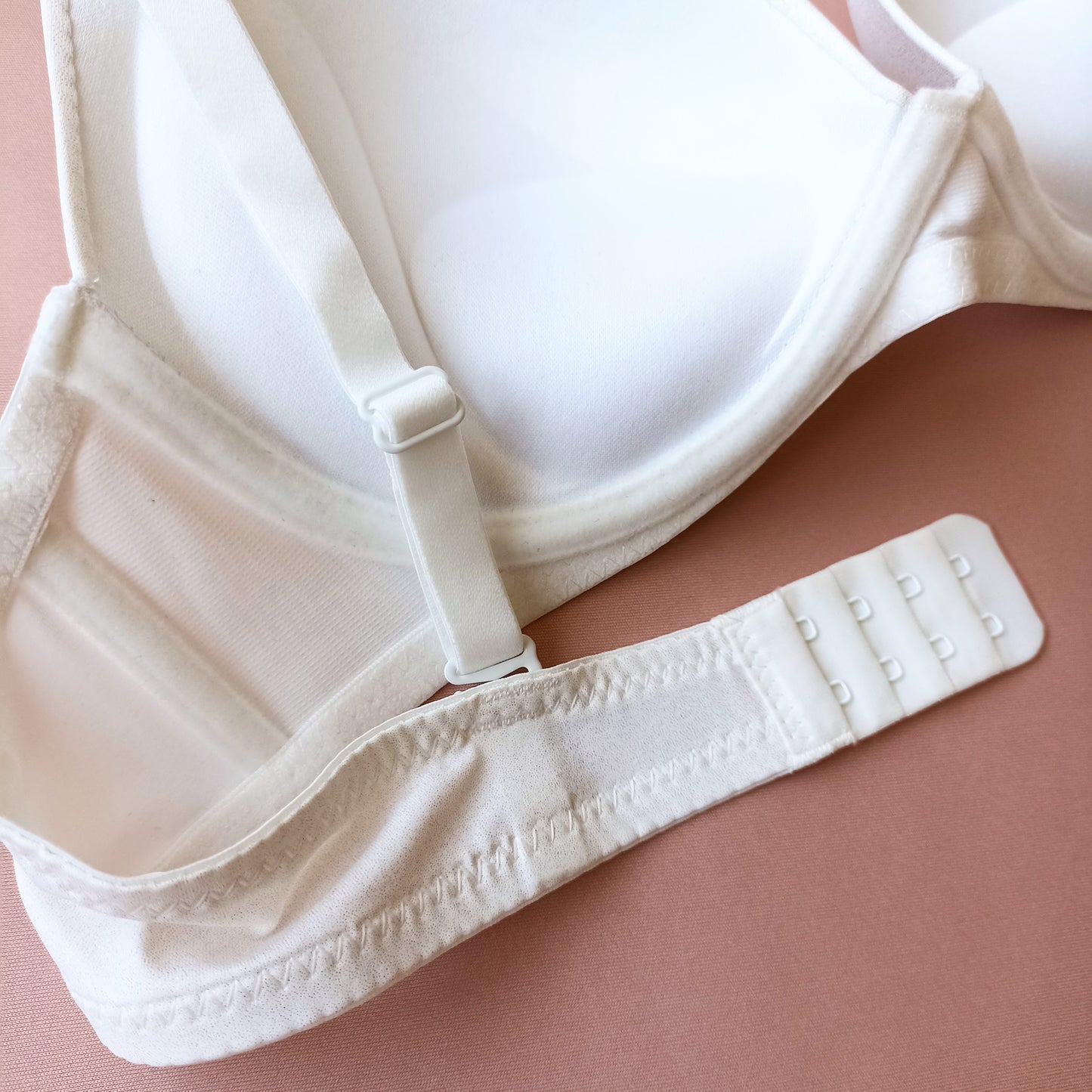 Komfortiška lygi push-up liemenėlė ir derančios kelnaitės, pieno balta (75-95B/S-XL)