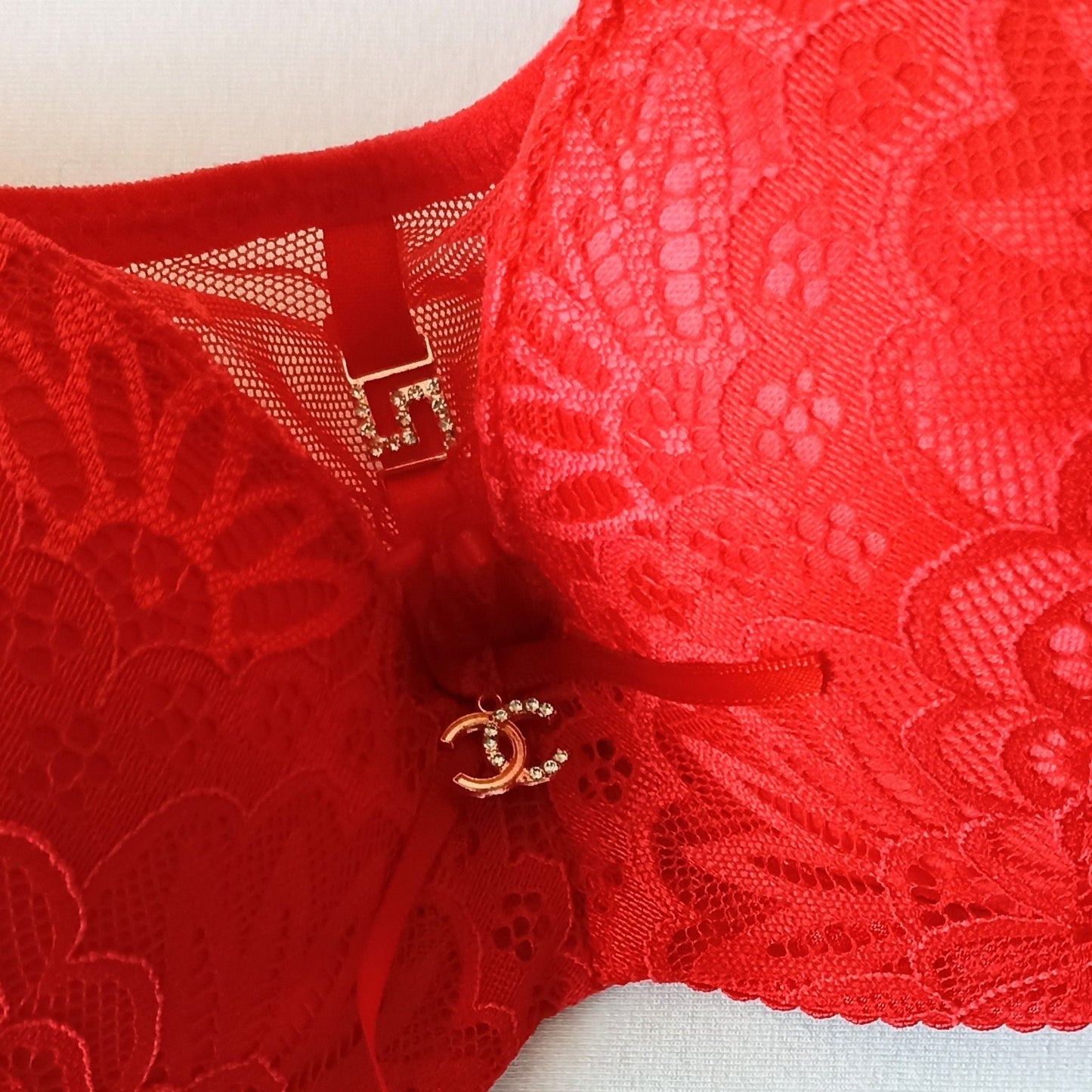 Nėriniuota pastandinta marškinėlių tipo liemenėlė, raudona (80C)